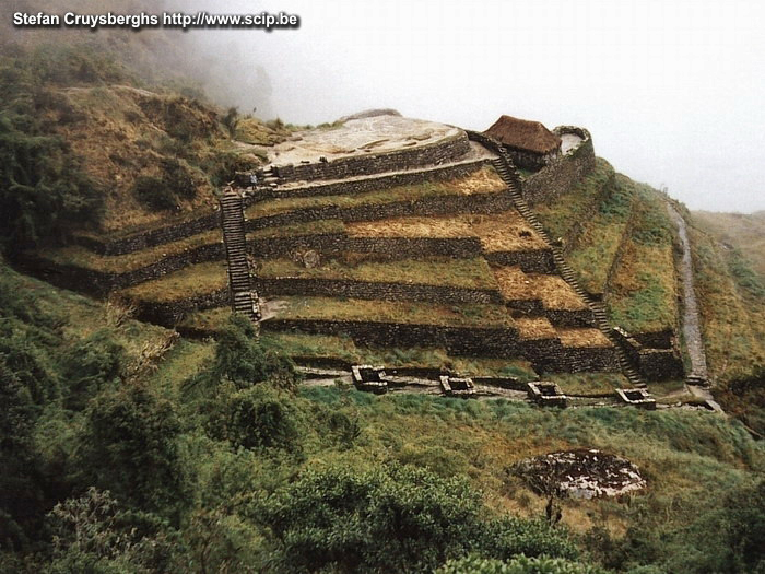 Inca trail - Phuypatamarka Phuypatamarka, oftewel 'dorp in de wolken'. Deze site met huizen, een tempel en rituele baden, bereik je rond de middag op de derde dag van de traditionele Inca trail. Stefan Cruysberghs